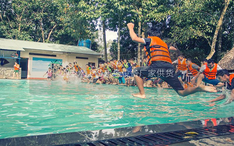 小型水上游樂場設備廠家供貨